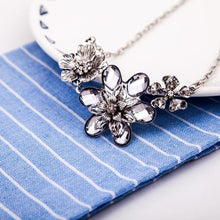 Load image into Gallery viewer, Flower Charm Choker
